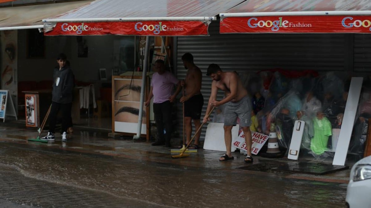 Muğla’da sağanak yağış hayatı felç etti