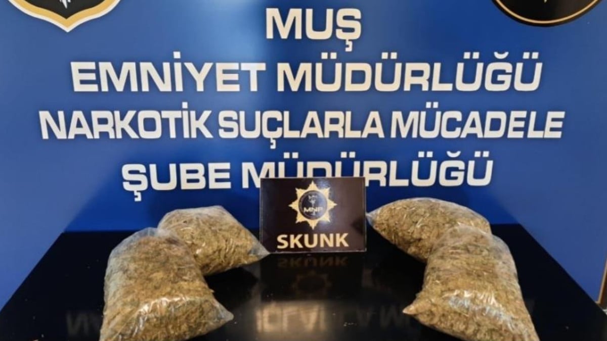 Muş’ta polisten kaçan şüpheliler 4 torba uyuşturucuyu kanala attı