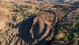 Nuh’un Gemisi bulundu mu? Arkeologlar, Türkiye’deki tekne şeklindeki höyükte bulunan kalıntıları inceledi