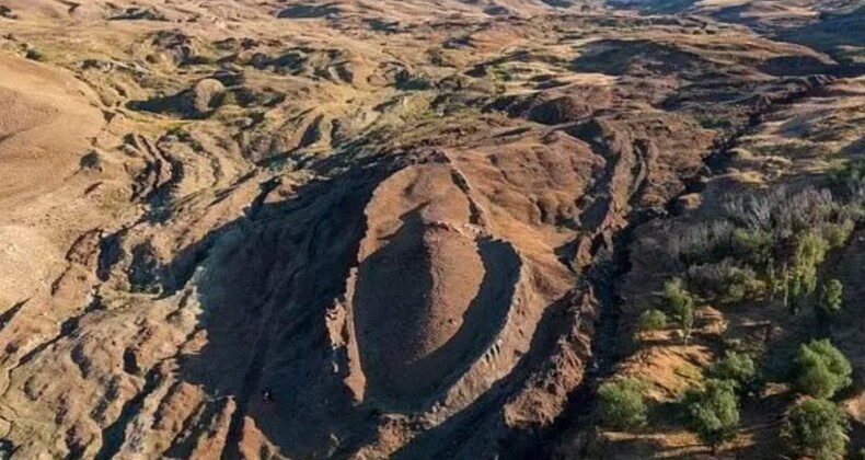 Nuh’un Gemisi bulundu mu? Arkeologlar, Türkiye’deki tekne şeklindeki höyükte bulunan kalıntıları inceledi