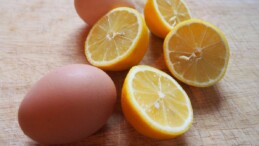 Organlardaki zehri bitiriyor! Yumurtayı limon suyuna atın, etkisine bakın…