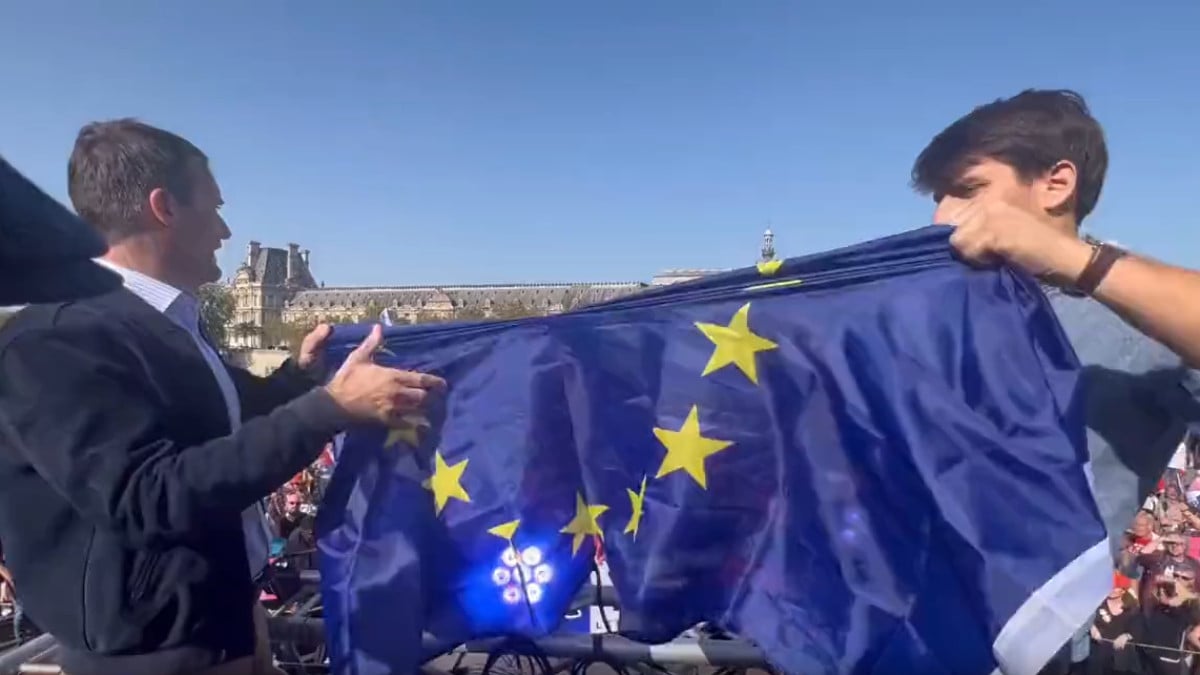 Paris’te Frexit sloganları: AB bayrağını yırttılar