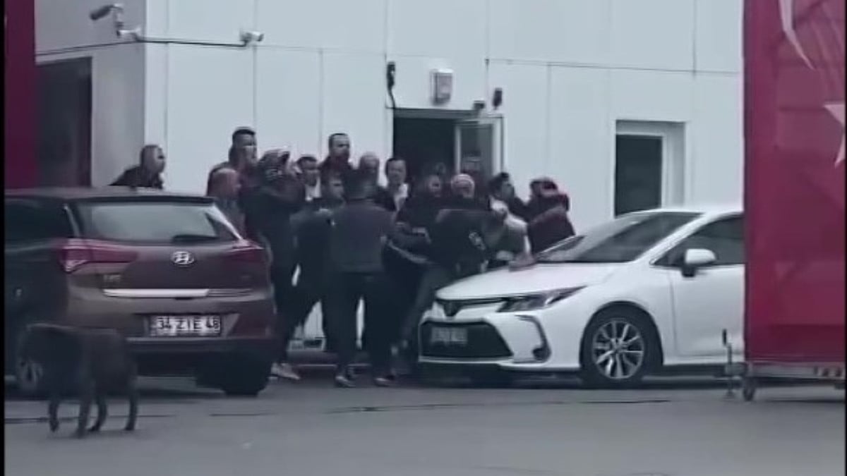 Pendik’te annesini darbeden şahsa çevredekiler müdahale etti