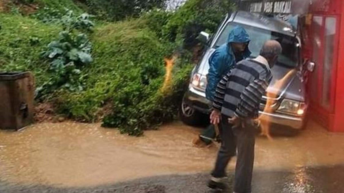 Rize’de şiddetli yağışın ardından heyelan: Köy yolları ulaşıma kapandı