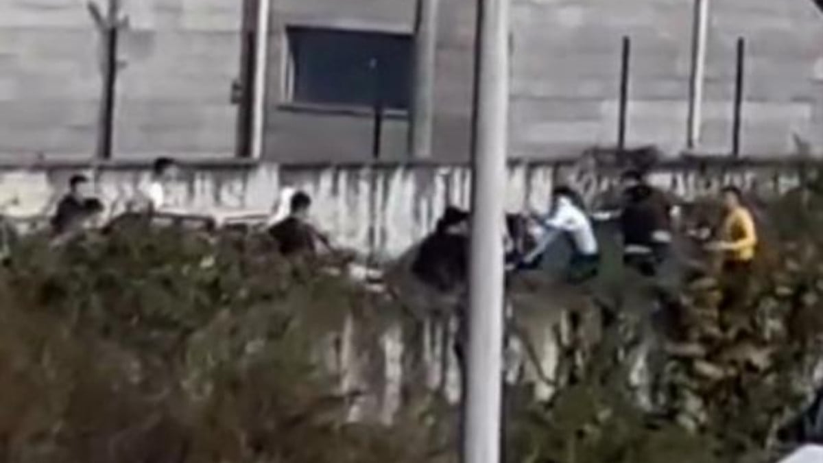 Sakarya’da gençlerin tekme tokat kavgası görüntülendi