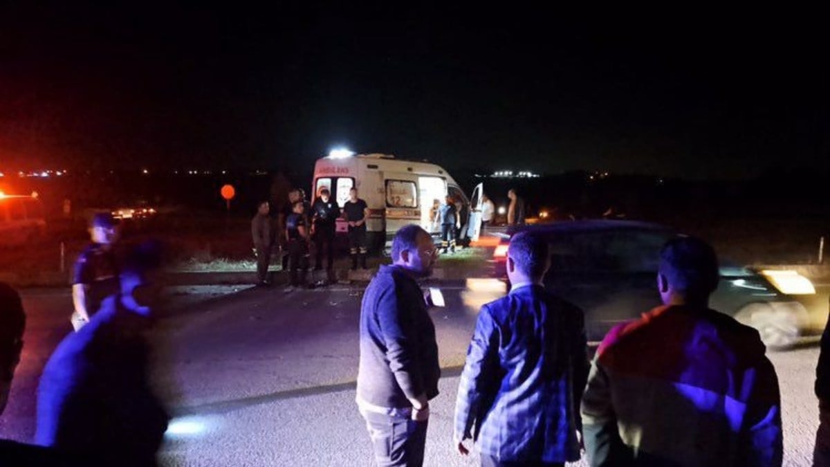 Sakarya’da hasta taşıyan ambulans ile otomobil çarpıştı: 1’i ağır 2 yaralı