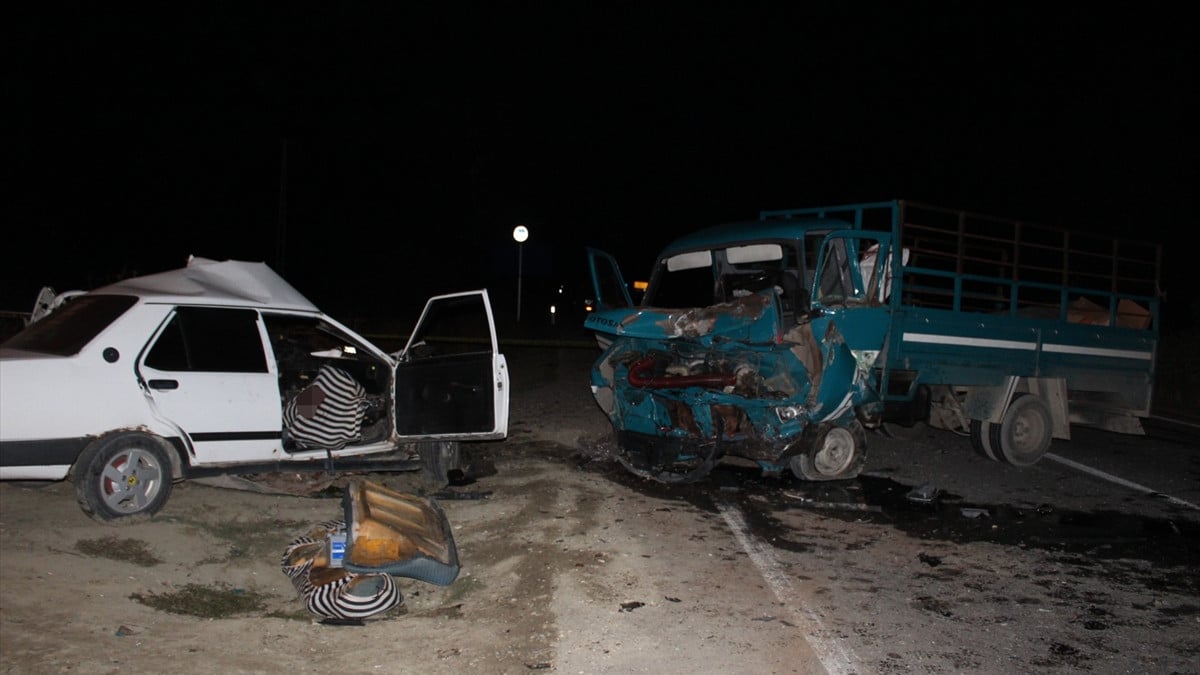 Sakarya’da kamyonet ile otomobilin çarpıştığı kazada baba ve oğlu öldü