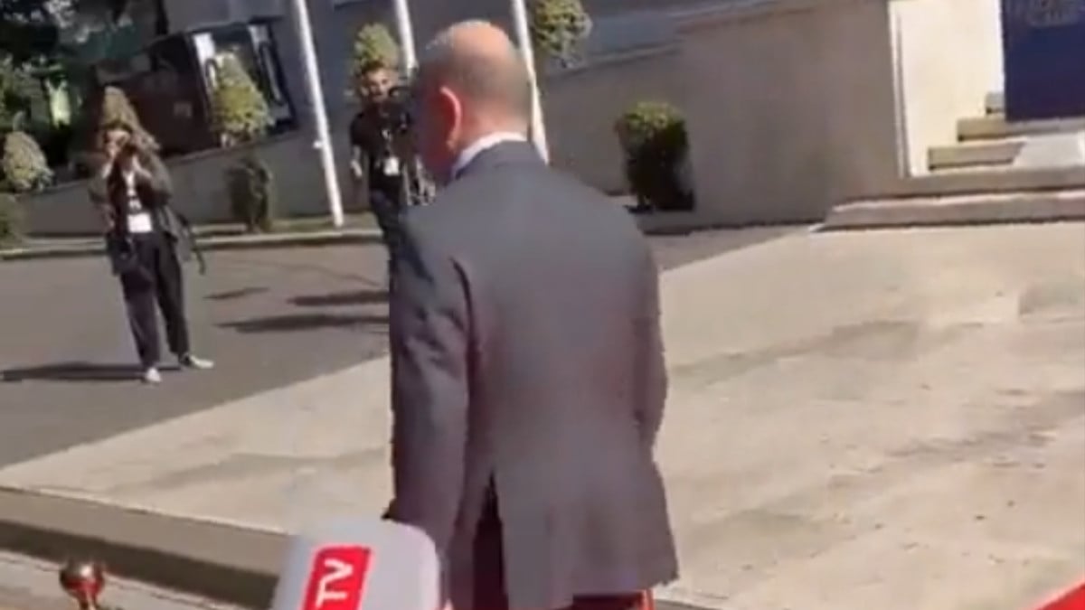 Scholz’dan Biden hareketleri: Arnavutluk’ta kırmızı halıda yürürken yönünü şaşırdı