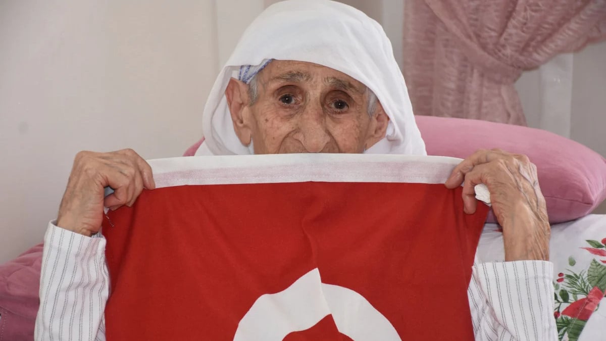 Sivas’ta 103 yaşında Cumhuriyet tarihine şahitlik ediyor! 109 torun sahibi kadın: Bayrağı başucuma asıyorum