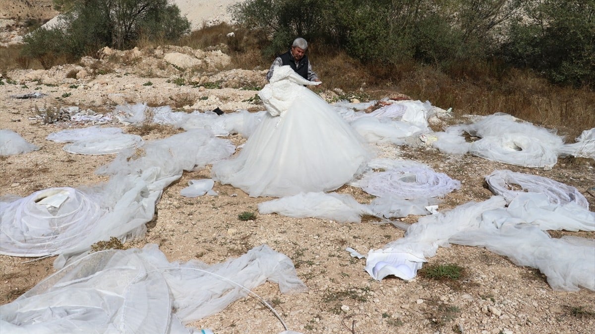 Sivas’ta şaşırtıcı manzara: Arazide çok sayıda gelinlik bulundu
