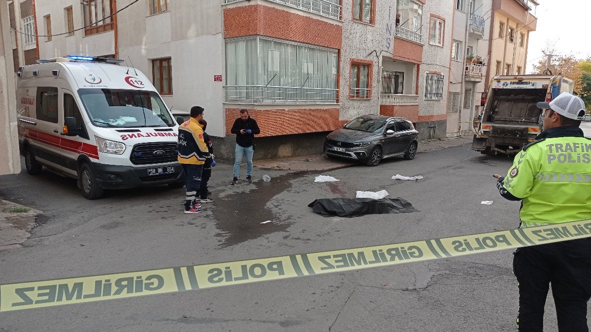 Sivas’taki yaşlı adam çöp kamyonunun altında kalarak hayatını kaybetti