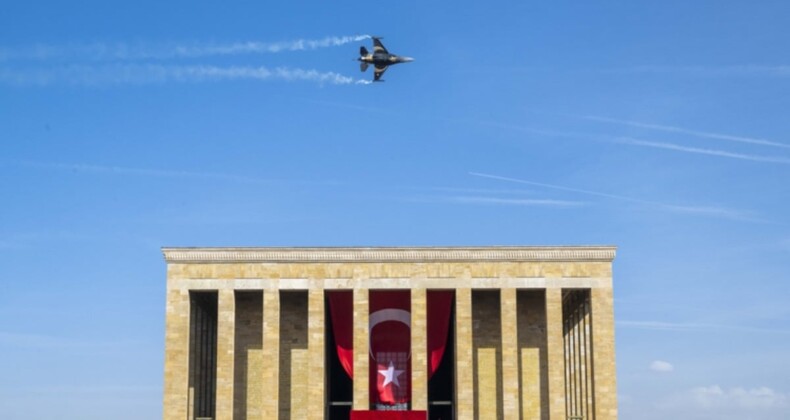 SOLOTÜRK Ankara semalarında! Anıtkabir üzerinde özel uçuş