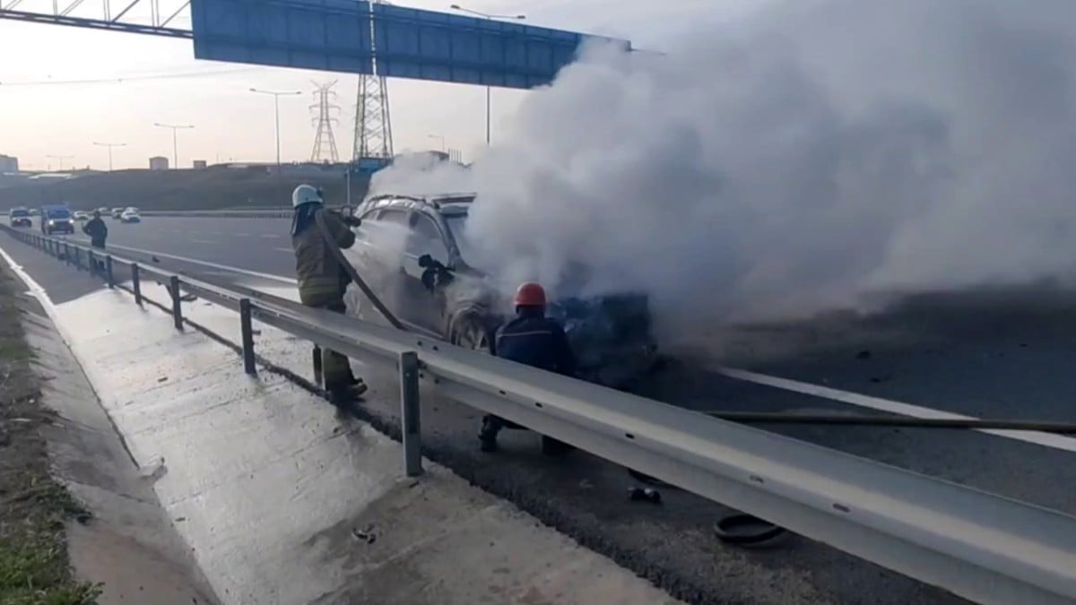 Sultangazi’de alevlere teslim olan otomobilden son anda kurtuldular