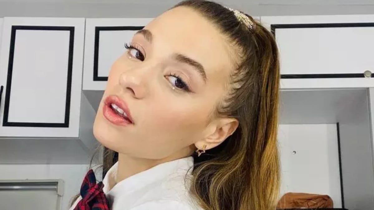 Sümeyye Aydoğan şortunu indirdi, sosyal medya yıkıldı! “Yapma yanarız”