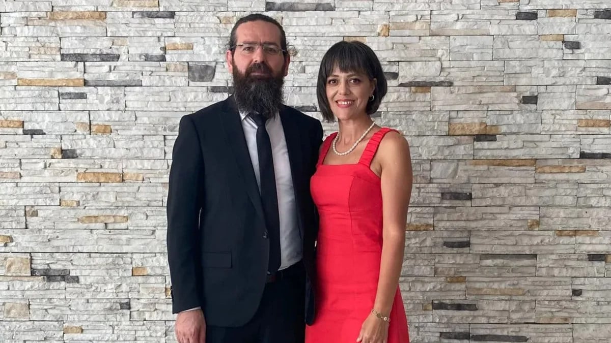 Trabzon’da akademisyen çiftin aracı ters döndü