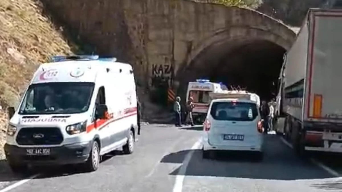 Tunceli’de 2 otomobil çarpıştı: 4’ü çocuk 11 yaralı