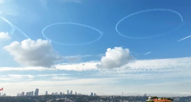 Türk Yıldızları’ndan İstanbul Boğazı’nda nefes kesen gösteri