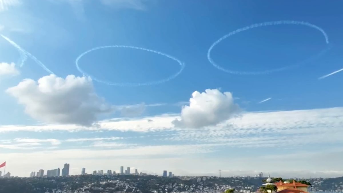 Türk Yıldızları’ndan İstanbul Boğazı’nda nefes kesen gösteri
