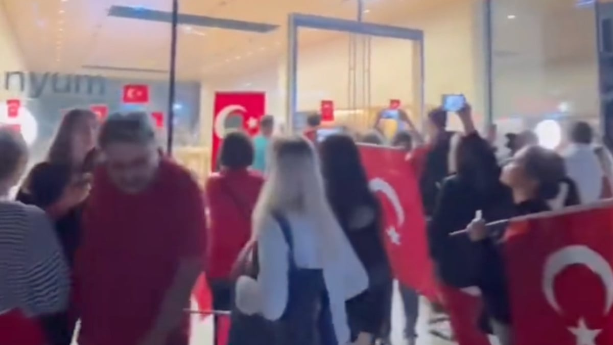 Türkiye Cumhuriyeti’nin 100. yaşında bayrak asmayan Apple mağazasına tepki: Burası Türkiye