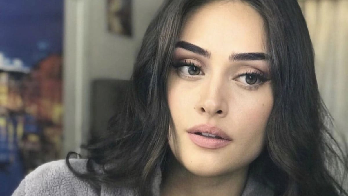 Uzandığı anı takipçileriyle paylaşan Esra Bilgiç nabız yükseltti: “Bal damlıyor teninden”