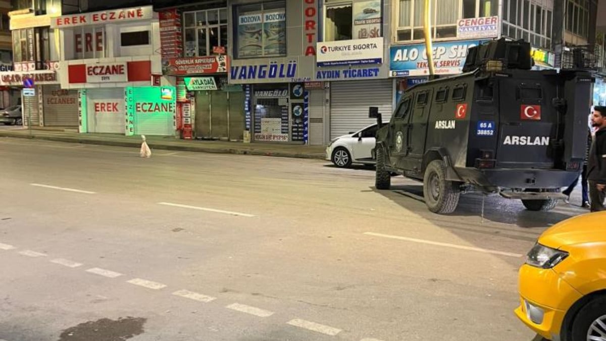 Van’da fünyeyle patlatılan torbadan turşu bidonu ve kışlık sebze çıktı