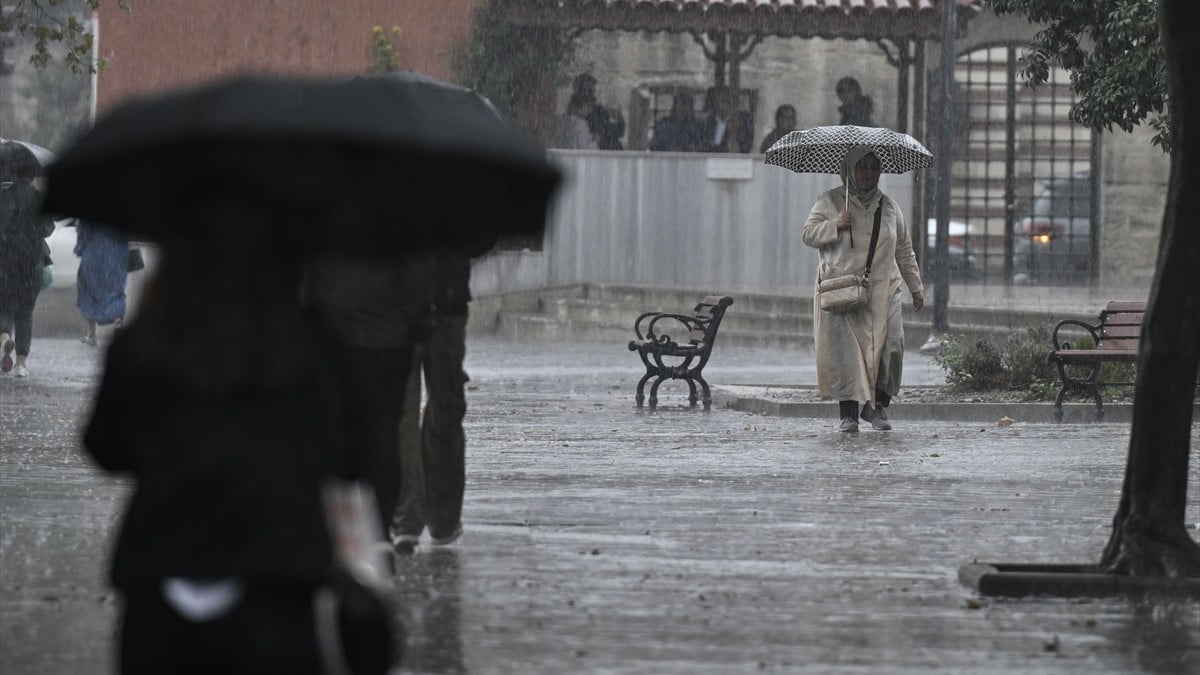 Yağmur sonrası alt yapı sorunu: Esenyurt’ta öğrencilerin okul yolunda zor anları