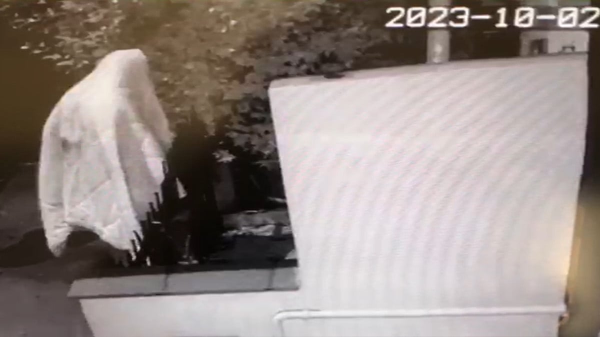 Yalova’da kafasına çarşaf geçiren hırsız mahallenin bisikletlerini topladı