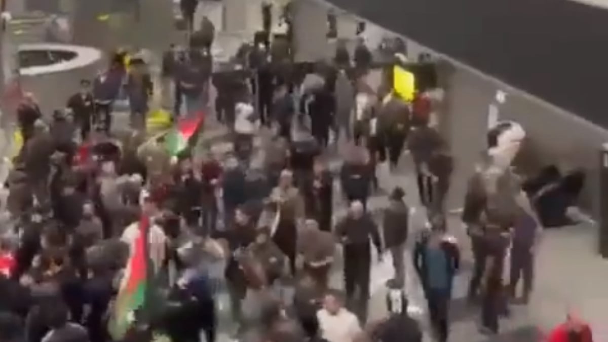 Yüzlerce Müslüman, İsrail’den Dağıstan’a gelen uçak nedeniyle havaalanını bastı