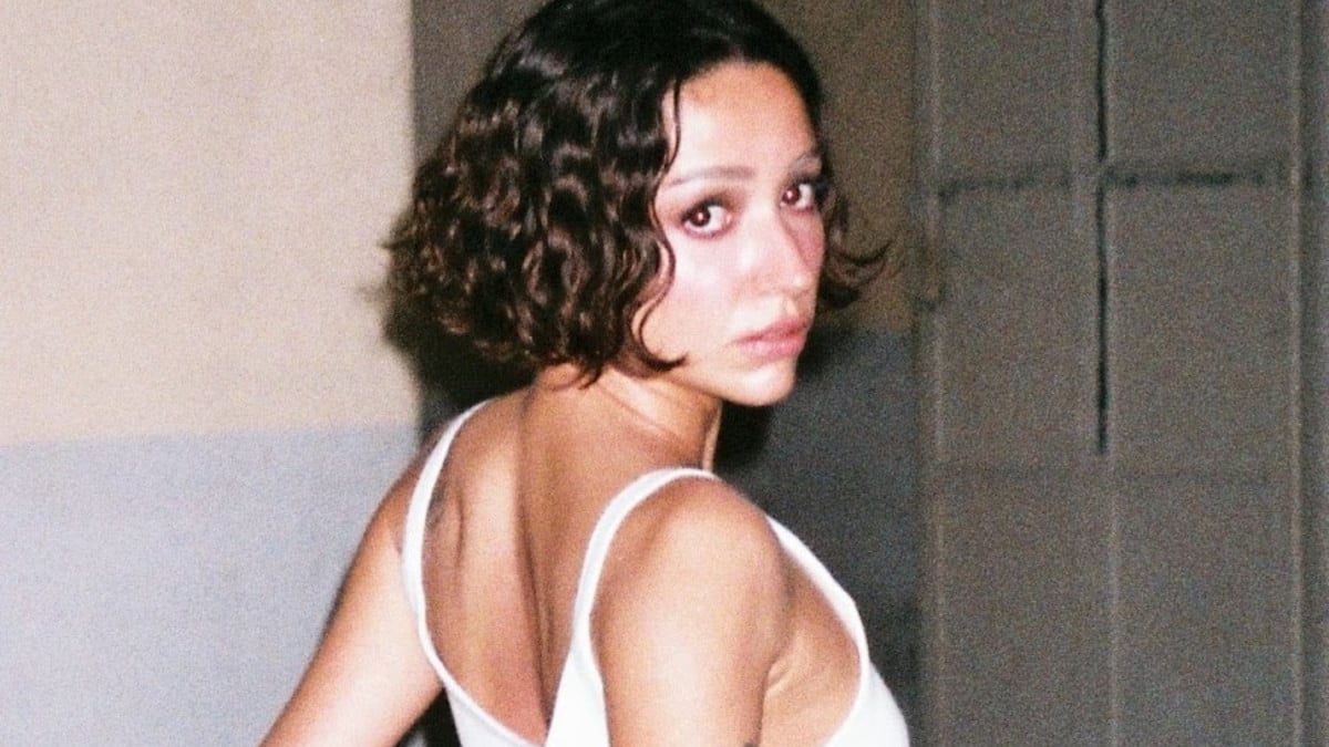 Zeynep Bastık mini tulumuyla ortalığı kasıp kavurdu! ‘Yine yaktın ortalığı