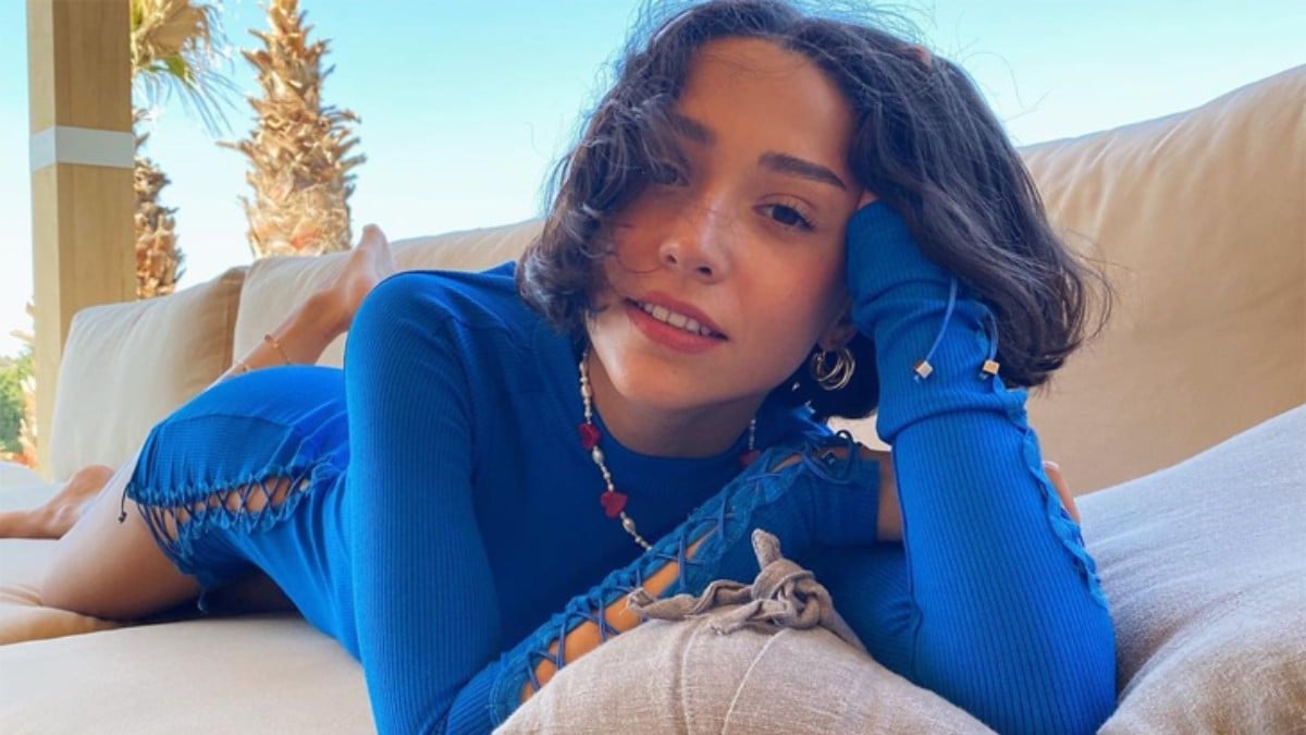 Zeynep Bastık’ın Paris’teki cesur pozları olay yarattı! ‘Alev aldı buralar’