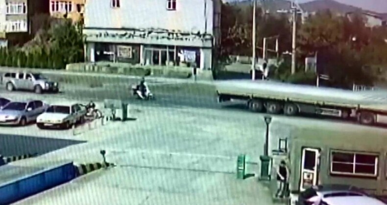 Zonguldak’ta geri manevra yapan tır motosikletliyi metrelerce sürükledi