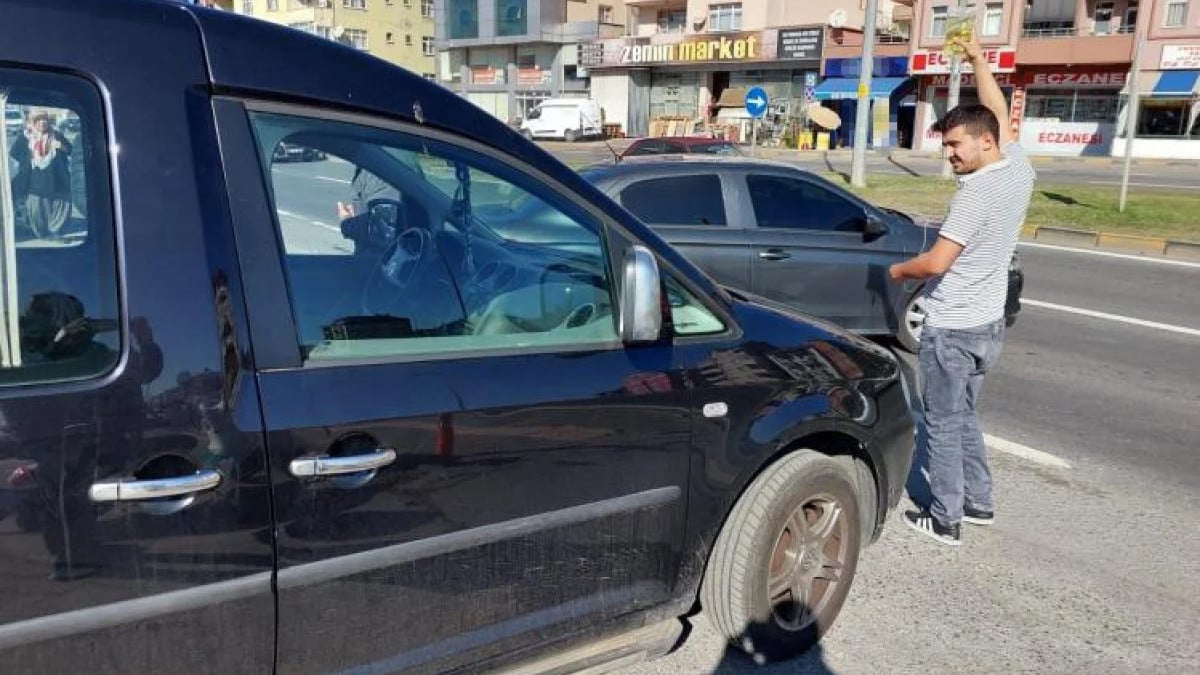 Zonguldak’ta kaza yapan sürücü serum şişesiyle aracın başında bekledi