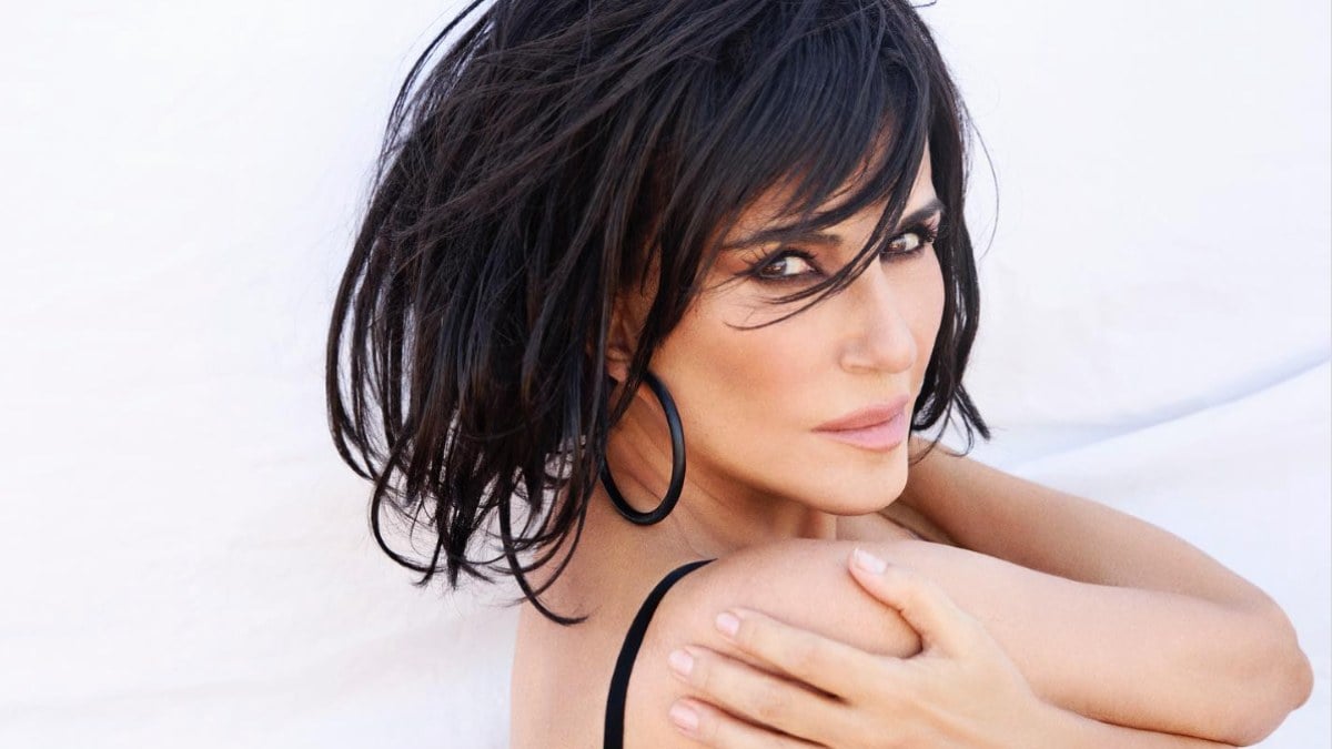 66 yaşındaki Ayşegül Aldinç yatak pozuyla mest etti! ‘Kim der ki 66 yaşında’