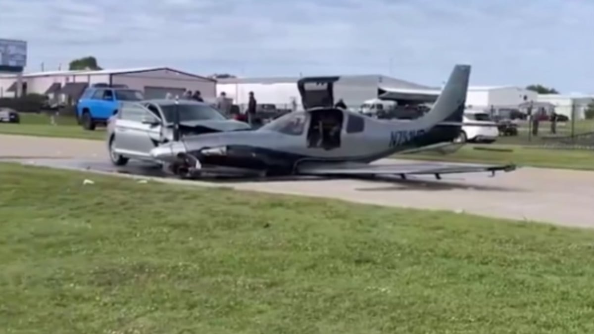 ABD’de pistten çıkan uçak otomobile çarptı