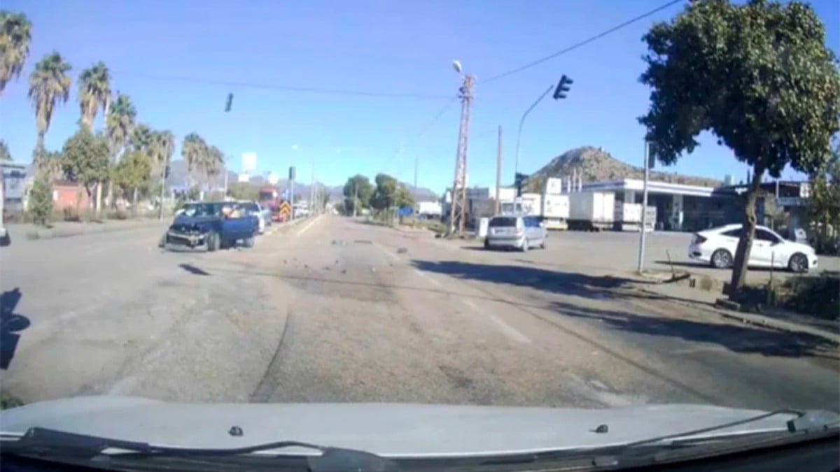 Adana’da iki otomobilin çarpıştığı kaza araç kamerasına yansıdı