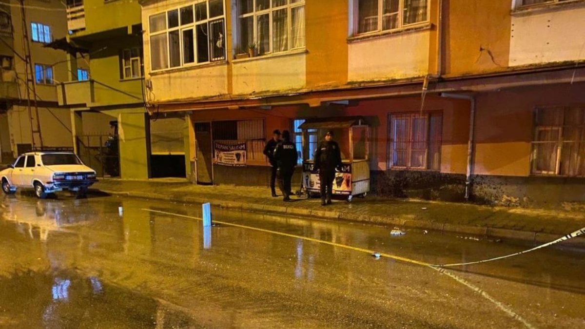 Adana’da kavgayı izleyen gence kızıp vurdu