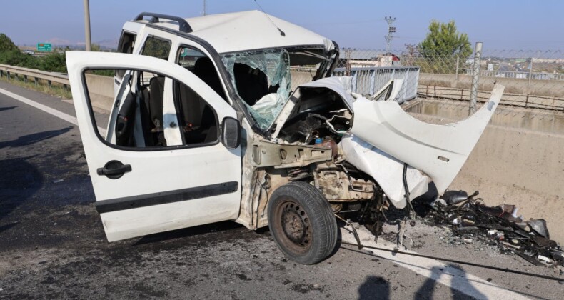 Adana’da ters yönde giden otomobil dehşet saçtı: 3 ölü