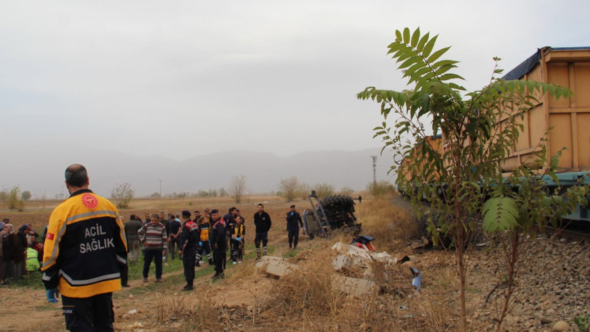 Afyonkarahisar’daki tren, traktöre çarptı