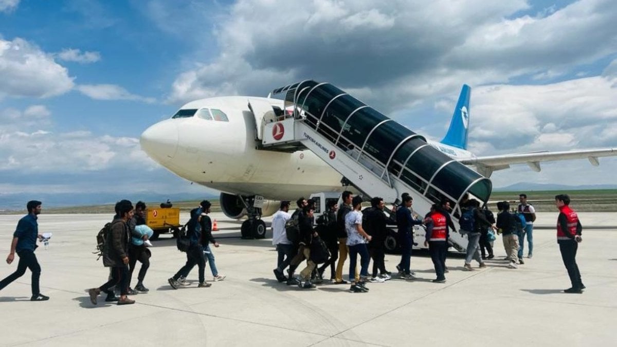 Ağrı’da 826 Afgan göçmen ülkelerine gönderildi