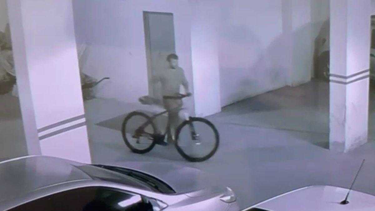 Aksaray’da bisiklet hırsızı önce kameraya sonra polise yakalandı