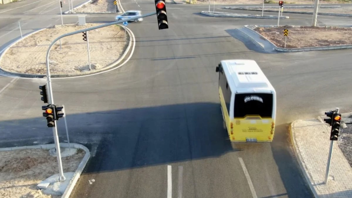Aksaray’da kırmızı ışıkta geçen sürücüler böyle görüntülendi