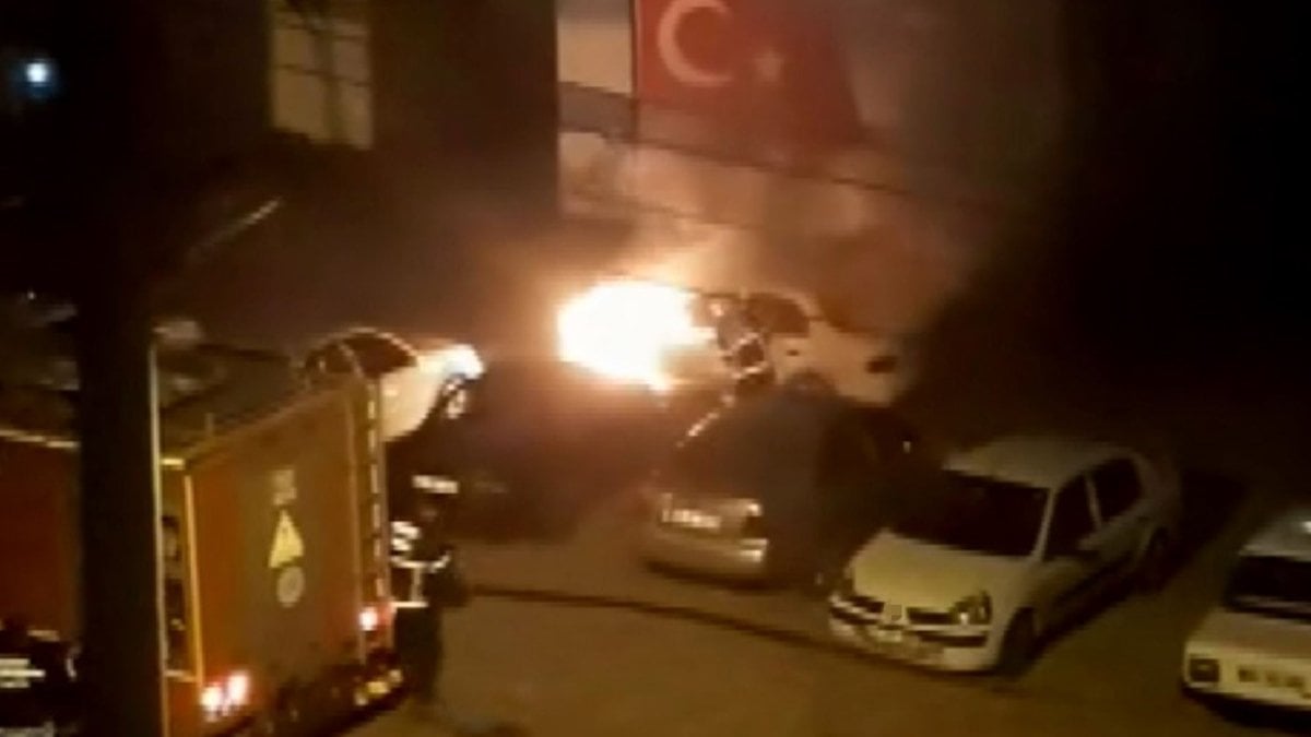 Aksaray’da park halindeki otomobil alev topuna döndü