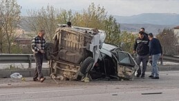 Amasya’da kaza: İkiye bölünen otomobilden sağ çıktılar