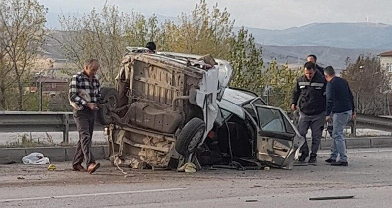 Amasya’da kaza: İkiye bölünen otomobilden sağ çıktılar