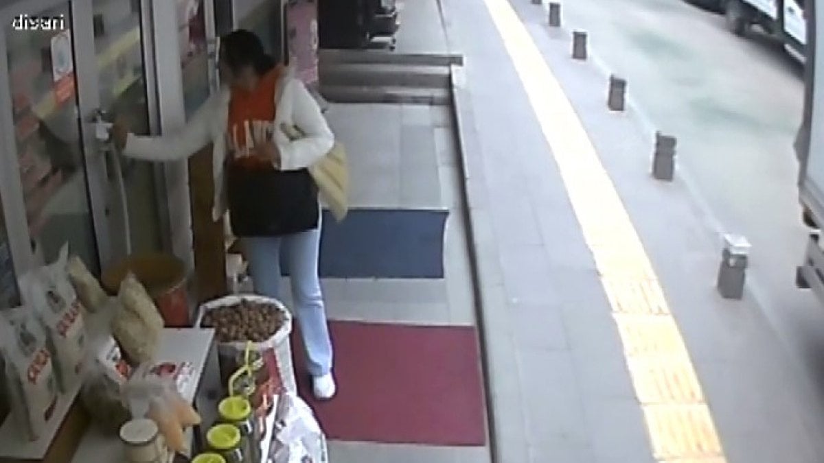 Amasya’da süpürge alan kadın esnafı bulamayınca not bıraktı