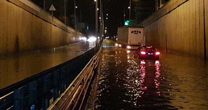 Antalya’da alt geçidi su bastı: Polisler müdahale etti