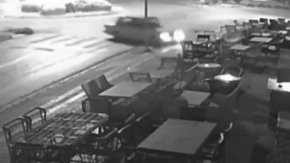 Antalya’da driftin sonu kötü bitti: Sürücünün mağazaya daldığı anlar kamerada