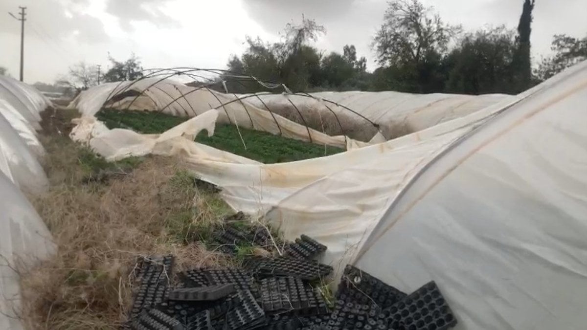 Antalya’da göz gözü görmüyor! Şiddetli yağış seralara zarar verdi