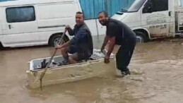 Antalya’da sokaklar göle döndü! Buzdolabından tekne yapıldı…