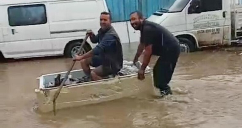 Antalya’da sokaklar göle döndü! Buzdolabından tekne yapıldı…